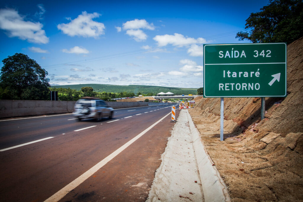 A análise revela que a duplicação da SP-258 em Itararé não garante continuidade da obra e pode representar um engodo político e eleitoral.